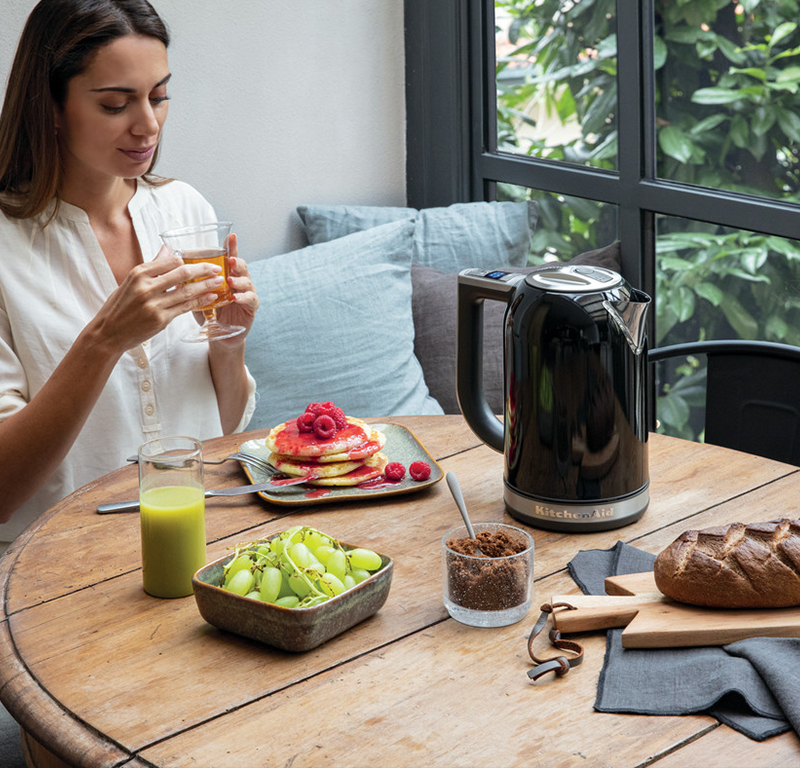 Black variable temperature kettle with raspberry pancakes