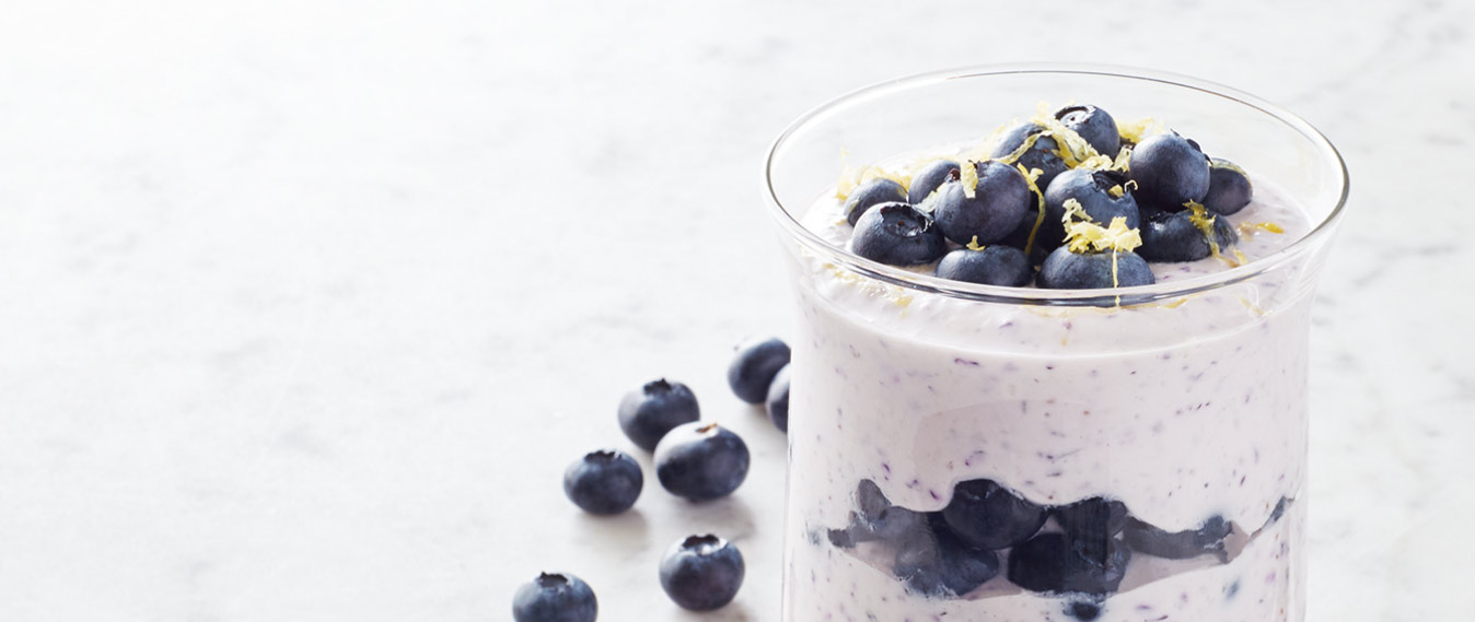 Frozen yogurt with blackberries