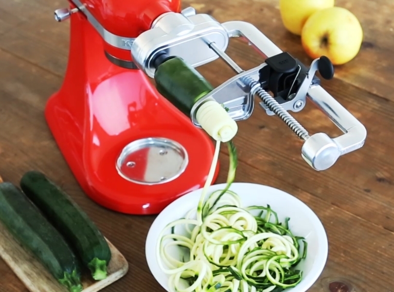 Red mixer spiralizing courgettes