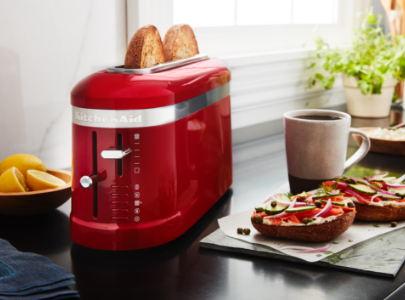 Red toaster 2 slice with salty bagels