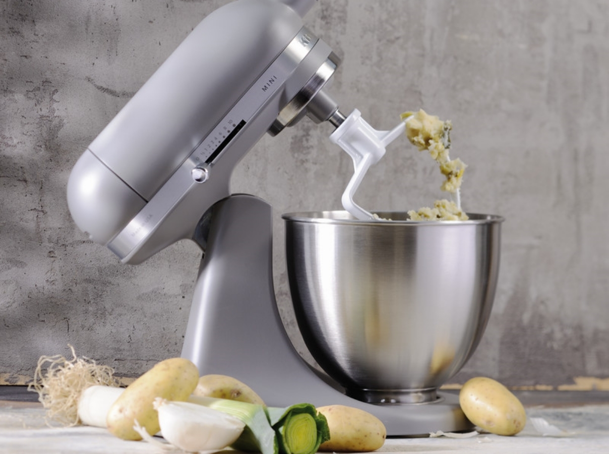 Grey mixer preparing purée with a paddle attachment