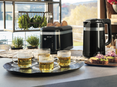 Black kettle and toaster with 4 cups of tea