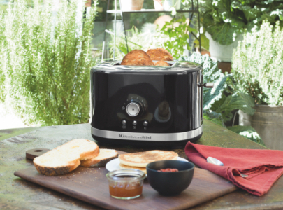 Black toaster 2 slice with bread