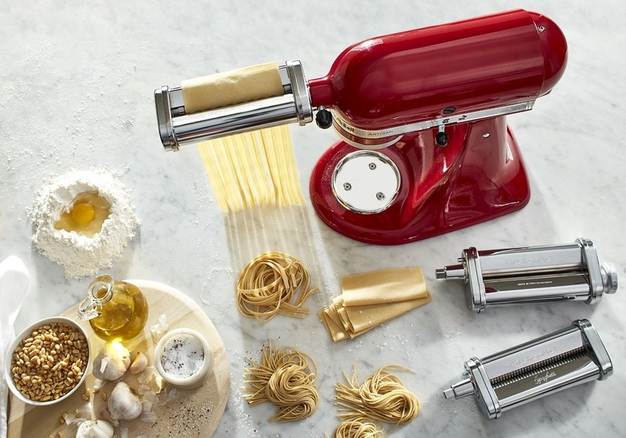 Different pasta shapes with pasta cutters and roller 3-piece set