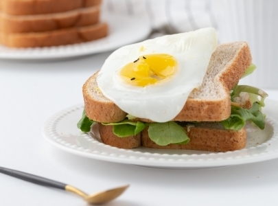 Fried egg on salad sandwich