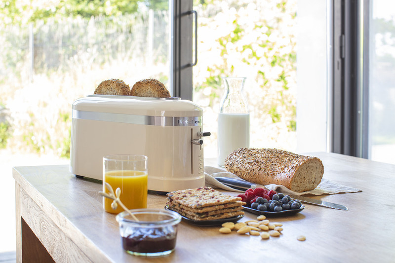 Cream toaster long slot 2 slice with breakfast