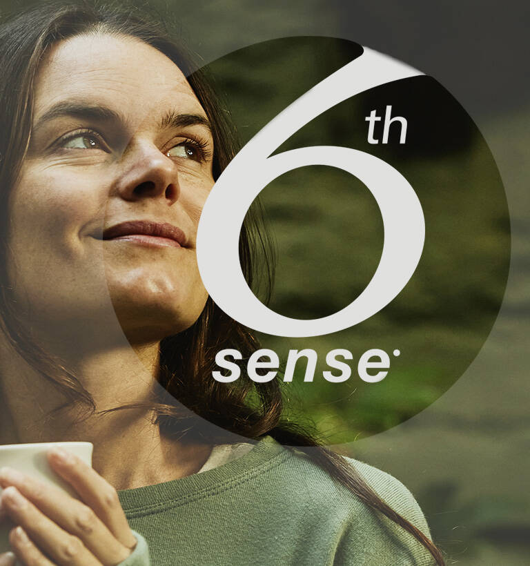 Femme avec logo 6TH SENSE