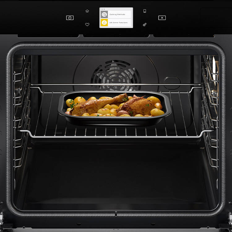 Whirlpool sütő, főzőlap egy modern, kifinomult dizájnú konyhában.