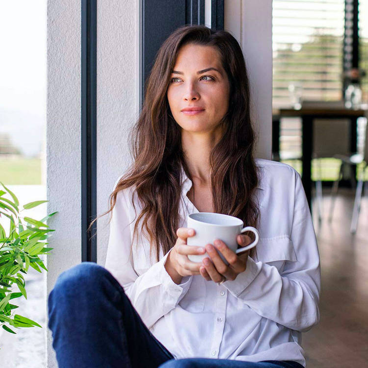 Vrouw die naar buiten kijkt