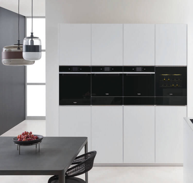 Kuchnia W Collection W11 z piekarnikiem, piekarnikiem parowym, kuchenką mikrofalową, lodówką, zmywarką, okapem wertykalnym i płytą indukcyjną