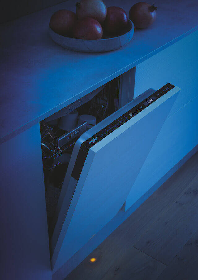 Myčka nádobí Whirlpool Supreme Clean 45 cm se světelnou kontrolkou