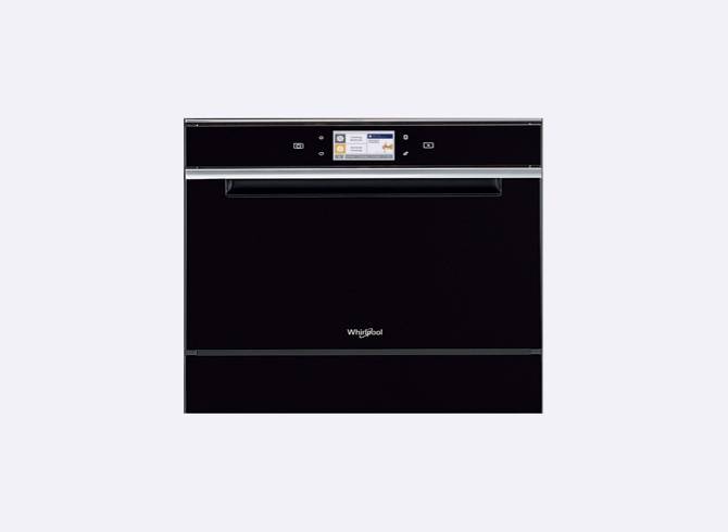 Czarna kuchenka mikrofalowa z kolorowym wyświetlaczem