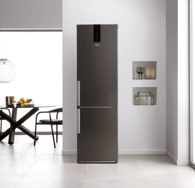 Frigorifero a 4 porte a libera installazione con erogatore dell'acqua