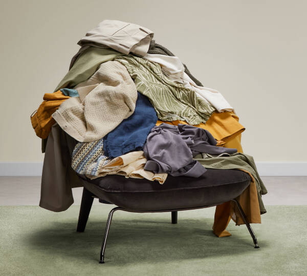 Addio montagne di vestiti sulla sedia