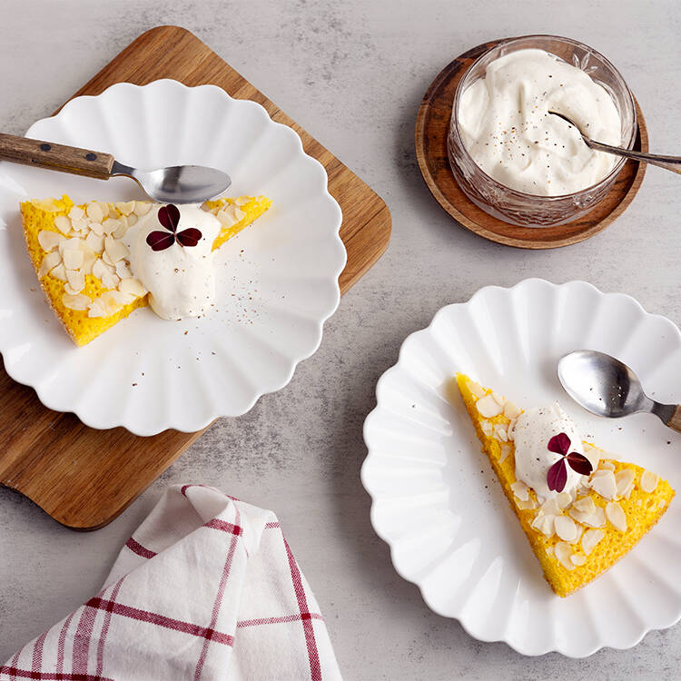 Saffranskladdkaka med kardemummagrädde