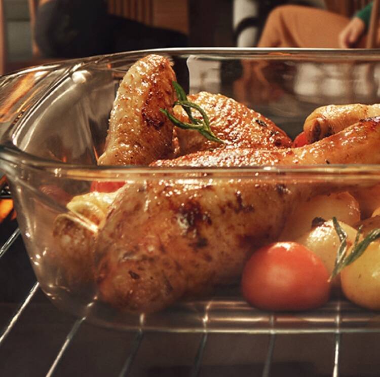 Poulet cuisiné avec SteamSense dans le four vapeur W7 de Whirlpool