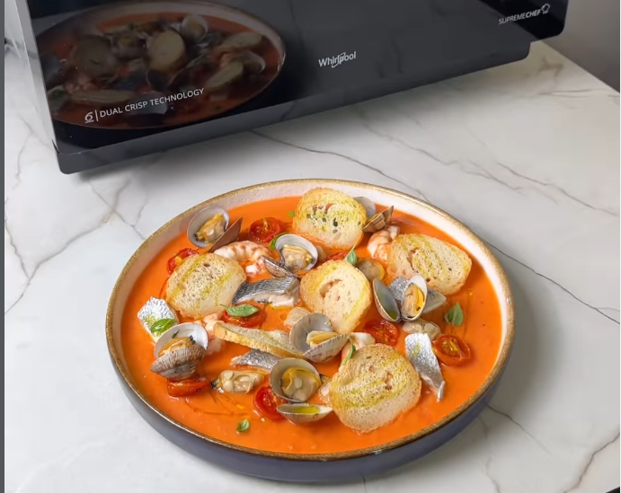 Gazpacho con pesce al vapore, pomodorini confit e crostini croccanti