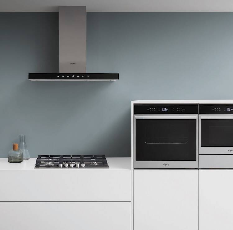Cuisine équipée avec les appareils encastrés W7 Collection de Whirlpool