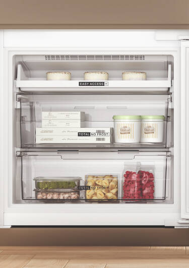 Partie surgélateur du réfrigérateur encastrable Whirlpool Space400