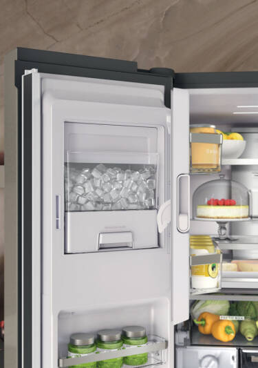 Kostkarka do lodu w drzwiach