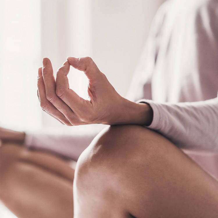 Vrouw aan het mediteren