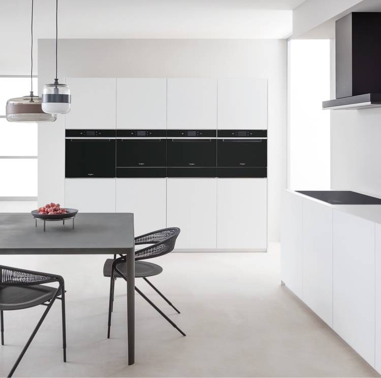 Kuchnia W Collection W11 z piekarnikiem, piekarnikiem parowym, kuchenką mikrofalową, lodówką, zmywarką, okapem wertykalnym i płytą indukcyjną