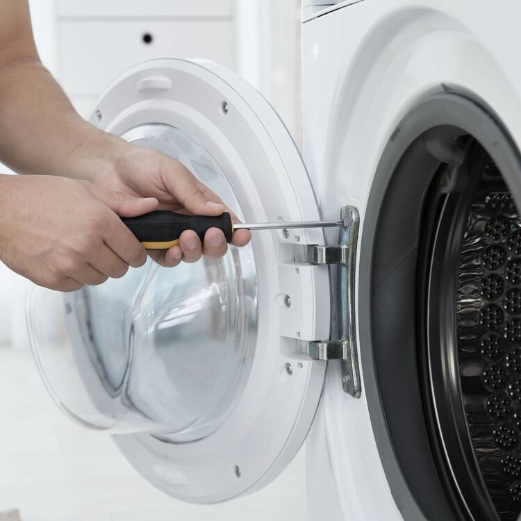 Técnico reparando lavadora