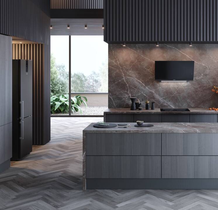 Forno Microonde e frigorifero in acciaio nero inox, con display touch in una cucina moderna