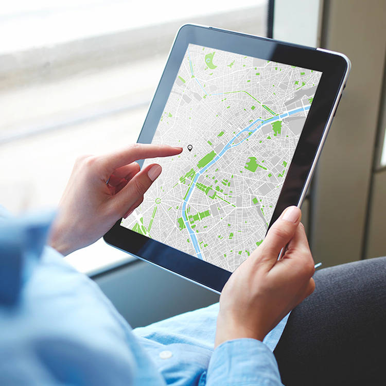 Persona buscando en ipad la localización de un tecnico de Whirlpool