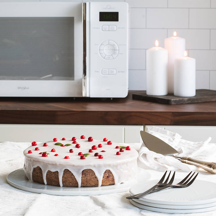 Myk pepperkake med tyttebær og glasur