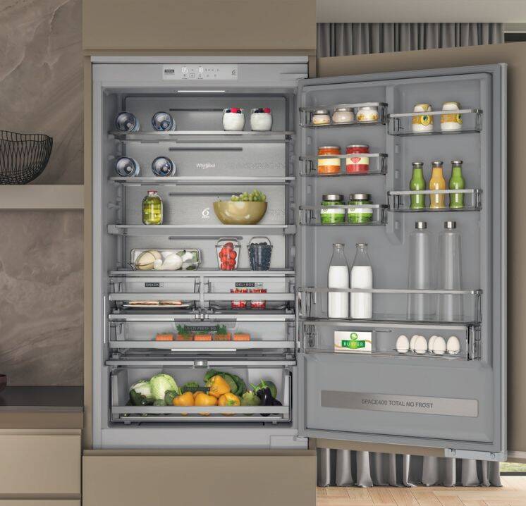 Frigorifero a 4 porte a libera installazione con erogatore dell'acqua