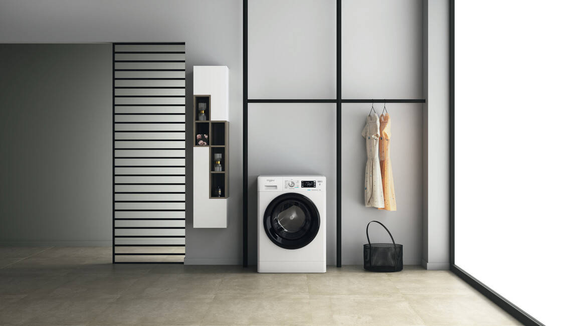 Aménager une petite salle de bains avec un lave-linge séchant !