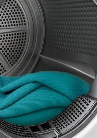 Couverture bleue dans le tambour du sèche-linge Whirlpool FreshCare+