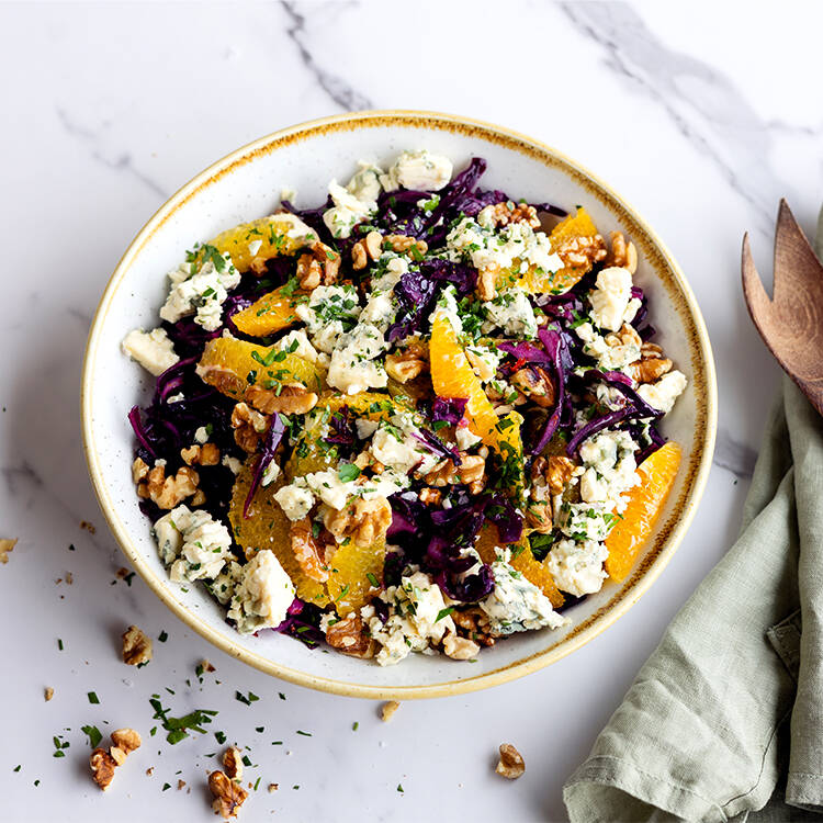 Varm rödkålssallad med apelsin, valnötter och ädelost