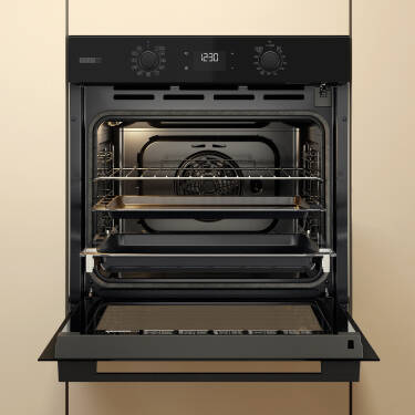 Horno negro encastrado puerta abierta