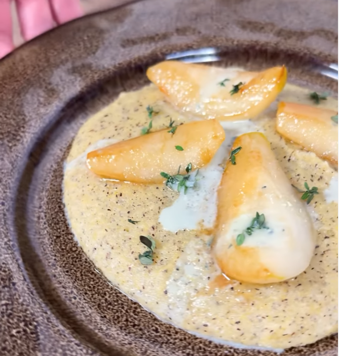 Polenta taragna con pere caramellate e Roquefort
