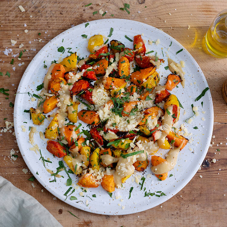 Apelsin- och ingefärabakade morötter med senapsdressing och riven västerbottensost