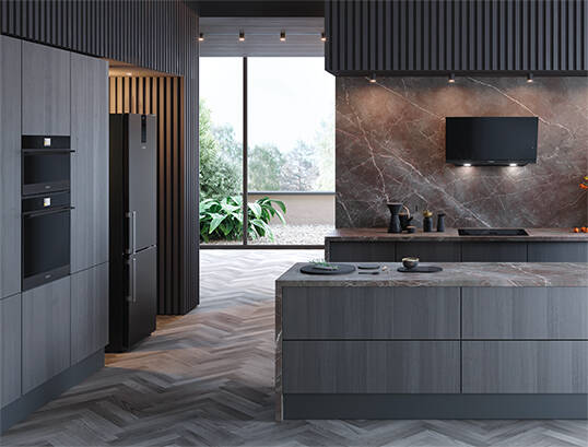 Čierna farba ožíva.