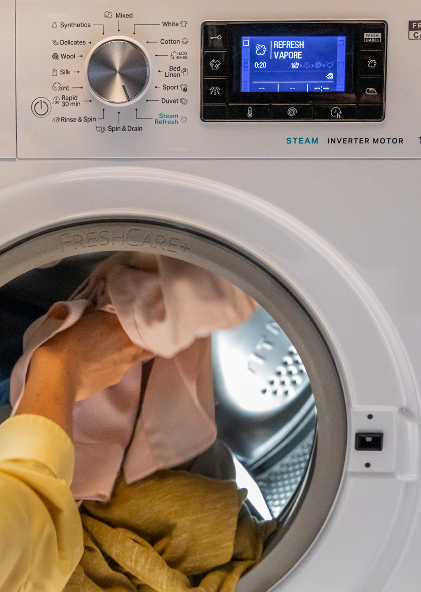 Tambour machine à laver Whirlpool avec chemise bleue et vapeur