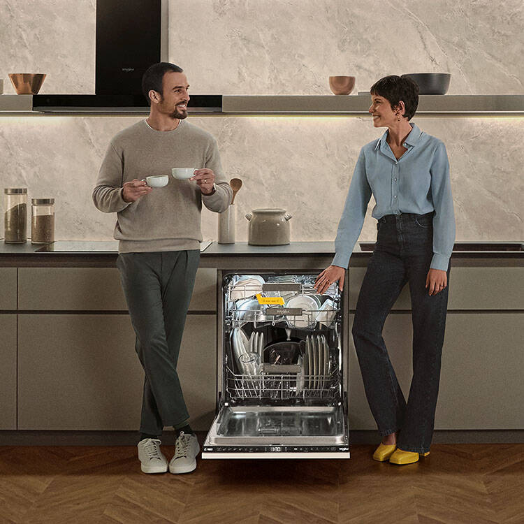 Lave-vaisselle Whirlpool MaxiSpace dans cuisine équipée