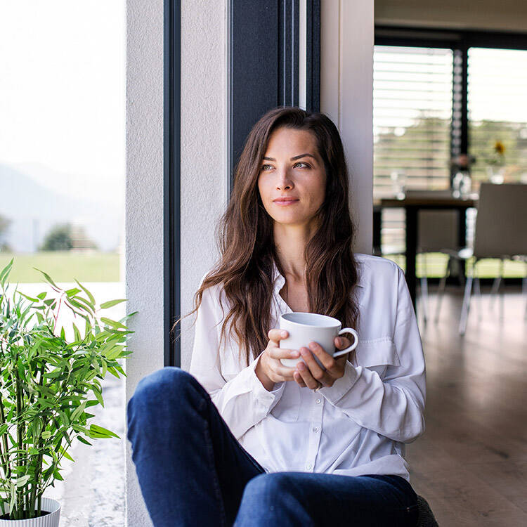 Femme qui se détend et réfléchit à comment se reconnecter avec elle-même