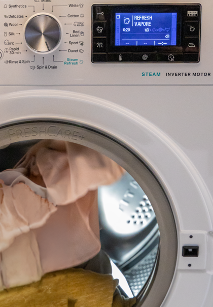 Tambour machine à laver Whirlpool avec chemise bleue et vapeur