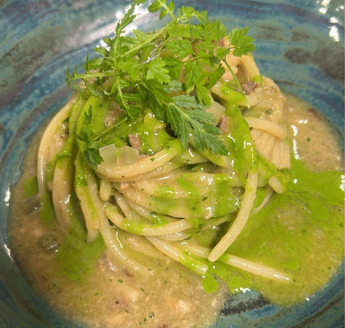 SPAGHETTONE ARINGA AFFUMICATA, CEDRO E PESTO DI CRESCIONE