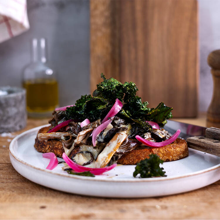Stekt bröd med gräddglaserad svamp, picklad rödlök och frasig grönkål