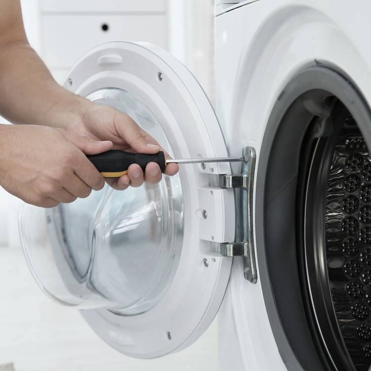 Técnico reparando lavadora