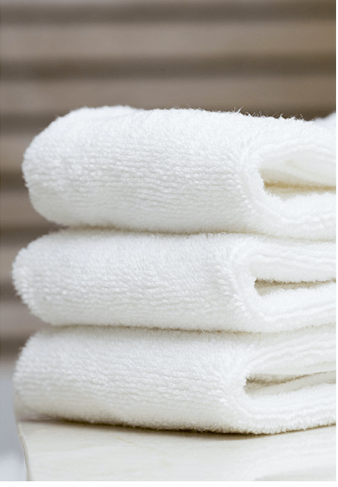 Witte badhanddoeken op Whirlpool wasmachine