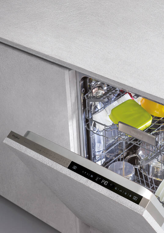 Mașină de spălat vase Whirlpool mai eficientă decât spălarea manuală