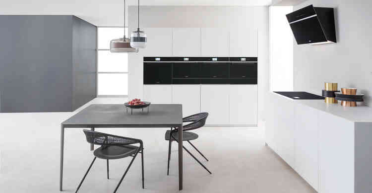 Cucina con galleria di elettrodomestici forno, microonde, forno a vapore e macchina del caffè