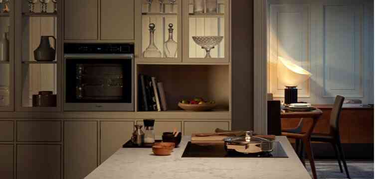 Whirlpool sütő, főzőlap egy modern, kifinomult dizájnú konyhában.