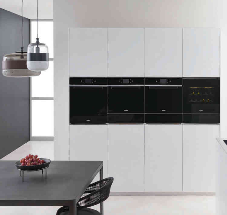 Cucina con galleria di elettrodomestici forno, microonde, forno a vapore e cantina vino